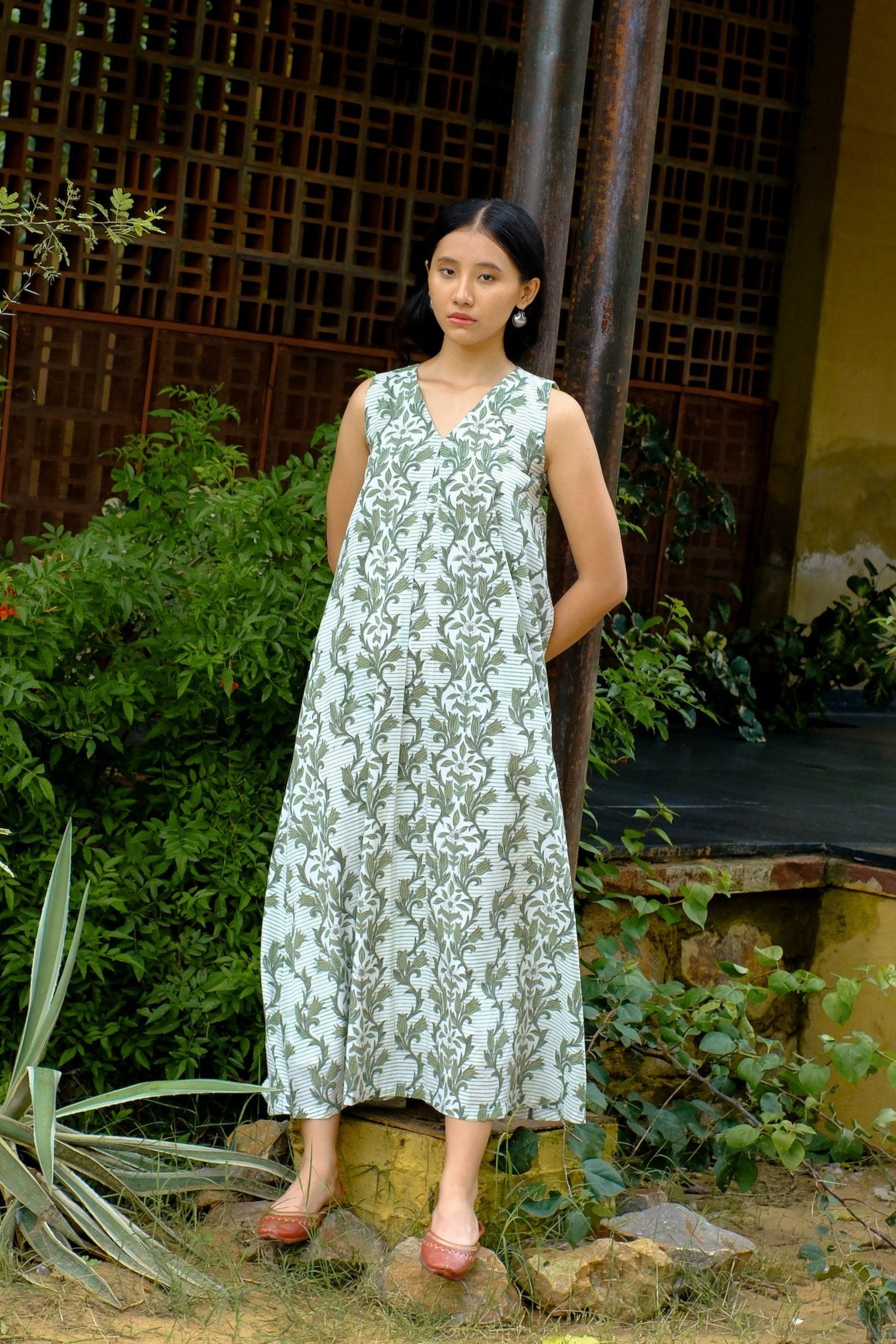 White & green v-neck cotton summer dress